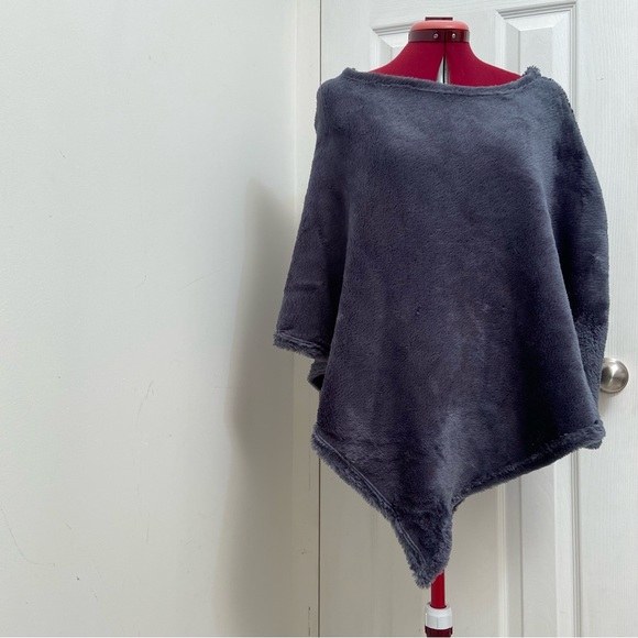 Handmade women blanket fur pullover poncho. Size S/M. Used. - Picture 2 of 8